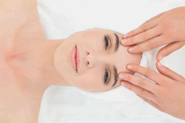 Manos masajeando la frente de la mujer en el spa de belleza — Foto de Stock