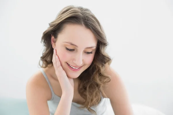 Nahaufnahme einer lächelnden nachdenklichen hübschen Frau — Stockfoto