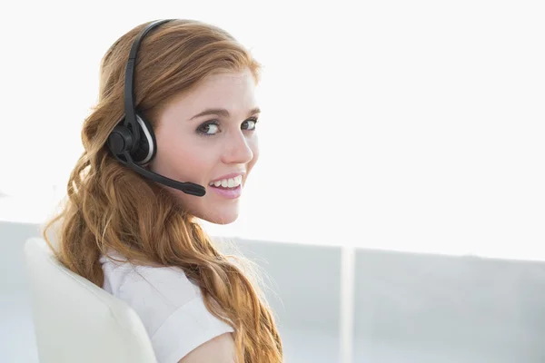 Femme d'affaires portant un casque dans le bureau — Photo