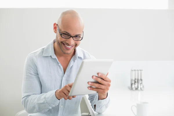 Casual lachende jonge man met behulp van digitale Tablet PC — Stockfoto