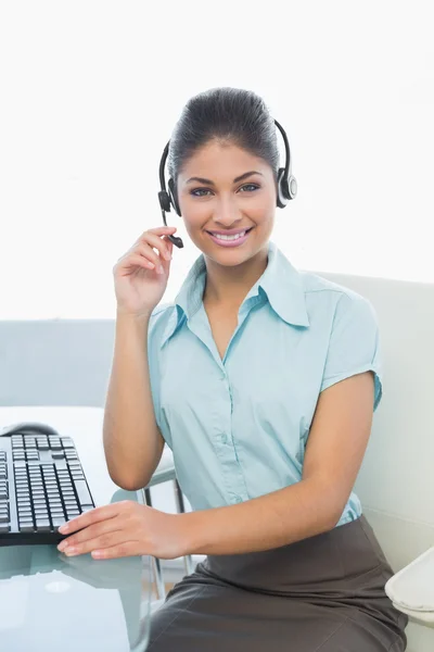Kobieta nosi słuchawki podczas korzystania z komputera — Zdjęcie stockowe