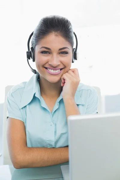 Mujer de negocios con auriculares delante de la computadora portátil — Foto de Stock