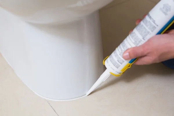 Aseo de fijación de fontanero en un baño con cartucho de silicona —  Fotos de Stock