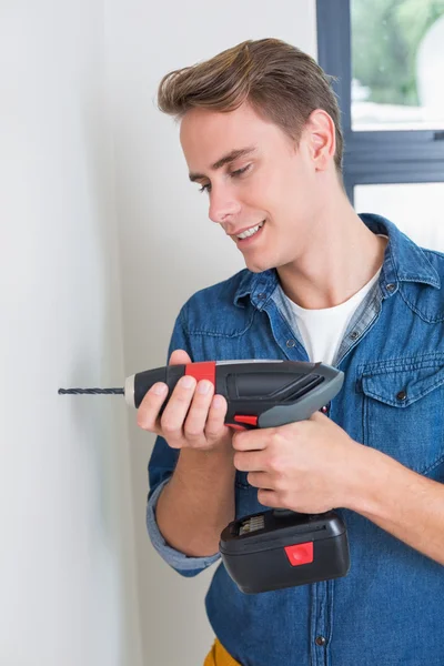 Schöner Handwerker mit einem Bohrer — Stockfoto