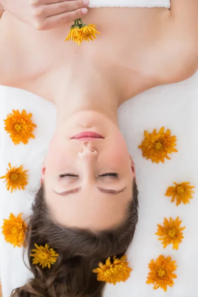 Bruna sdraiata sul lettino da massaggio nel salone di bellezza — Foto Stock