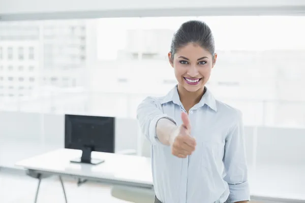 Uśmiechnięta kobieta skrzyżowane kciuki w górze w urzędzie — Zdjęcie stockowe