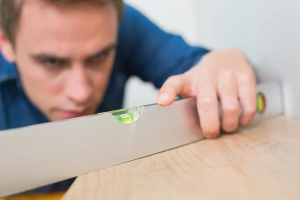 Nahaufnahme eines Heimwerkers mit einer Wasserwaage — Stockfoto