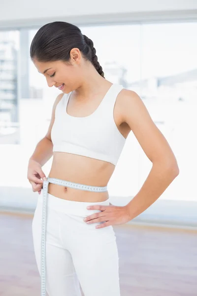 Mulher medindo cintura no estúdio de fitness — Fotografia de Stock