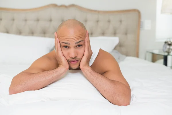 Primer plano de un joven descansando en la cama — Foto de Stock