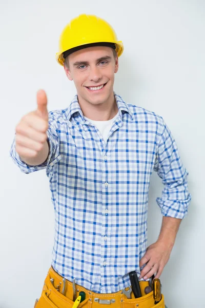 Retrato de un manitas de sombrero amarillo con los pulgares hacia arriba —  Fotos de Stock