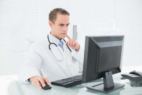 Médecin utilisant un ordinateur au bureau médical — Photo