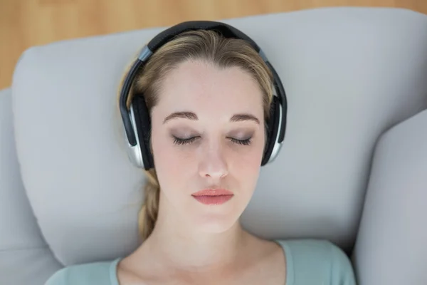 Desfrutando de mulher natural ouvir com fones de ouvido a música com os olhos fechados — Fotografia de Stock