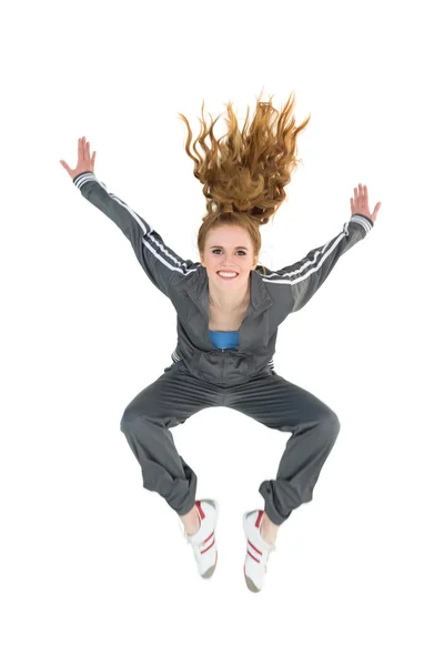 Full längd Sidovy av en sportig unga blonda hoppning — Stockfoto