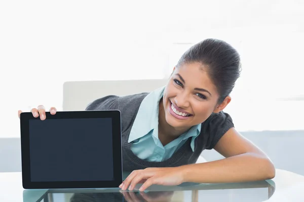 Retrato de mujer de negocios sonriente mostrando tableta PC — Foto de Stock