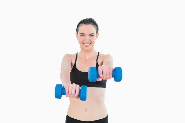 Mulher sorridente com halteres no estúdio de fitness — Fotografia de Stock