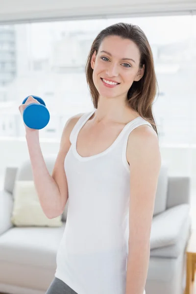 Donna in forma che si allena con i manubri in palestra — Foto Stock