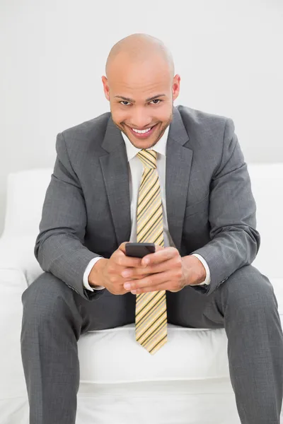 Zakenman van het tekstoverseinen op sofa thuis — Stockfoto