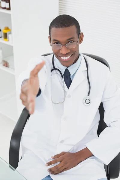 Doctor offering a handshake at medical office — Stock Photo, Image