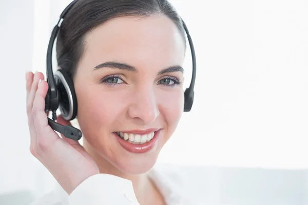 Mujer de negocios con auriculares en la oficina —  Fotos de Stock