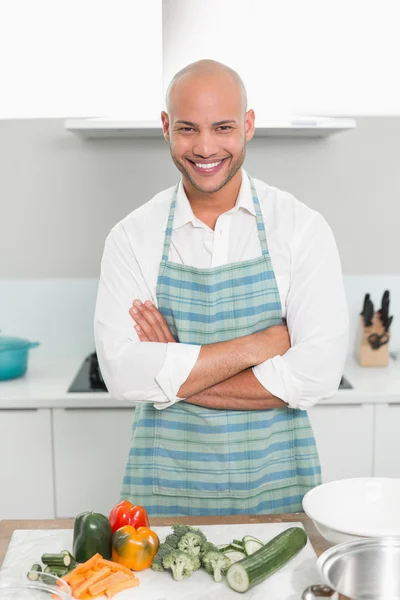 Smiling young man with vegetables in kitchen — Stock Photo, Image