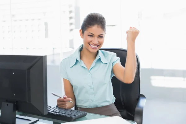 Feliz mujer de negocios apretando puño en el escritorio de la oficina —  Fotos de Stock