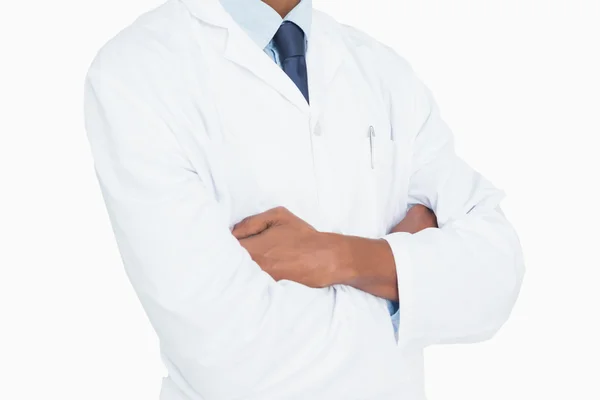 Nära håll mitten delen av en manlig läkare med armarna korsade — Stockfoto