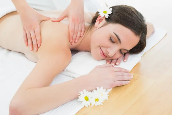 Donna godendo massaggio alla schiena al centro benessere di bellezza — Foto Stock