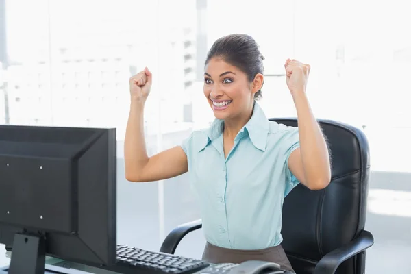 Glückliche Geschäftsfrau schaut im Büro auf Computer — Stockfoto