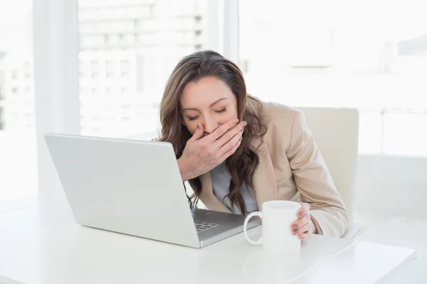 Elegante Geschäftsfrau reicht Handschlag im Amt — Stockfoto