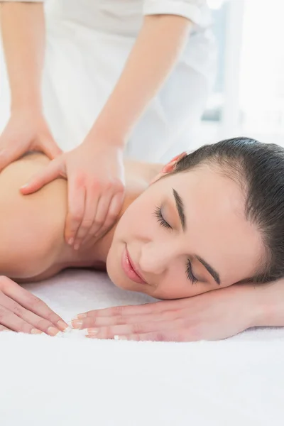 Vacker kvinna njuter ryggmassage på beauty spa — Stockfoto