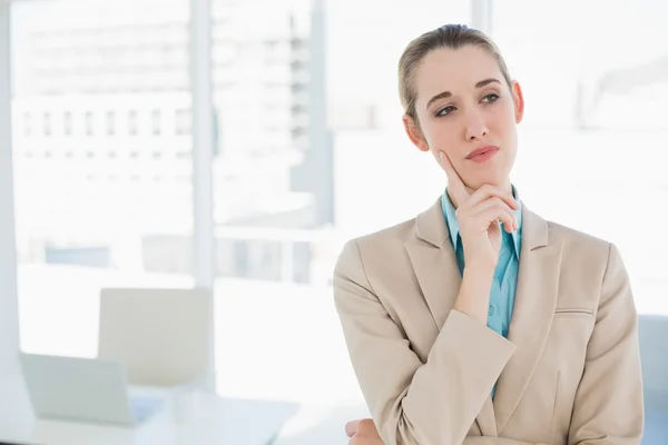 Niedliche durchdachte schicke Geschäftsfrau steht in ihrem Büro — Stockfoto