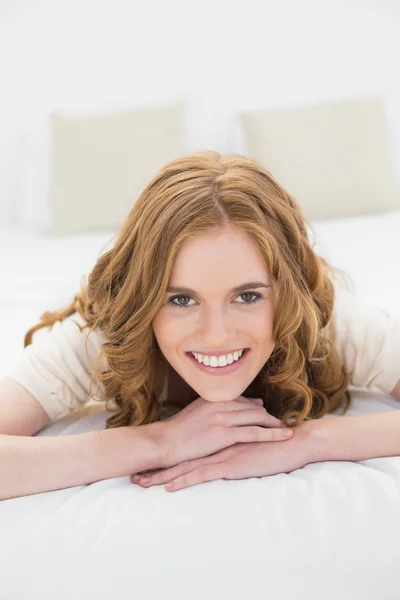 Retrato de cerca de una mujer bonita en la cama — Foto de Stock