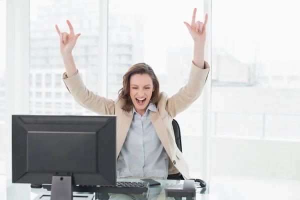 Femme d'affaires élégante acclamant avec les mains levées dans le bureau — Photo