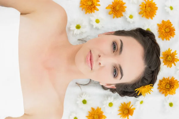 Hermosa joven con flores en el salón de belleza — Foto de Stock