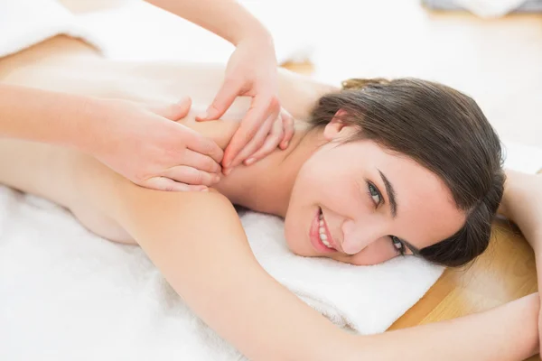 Kvinna njuter ryggmassage på beauty spa — Stockfoto
