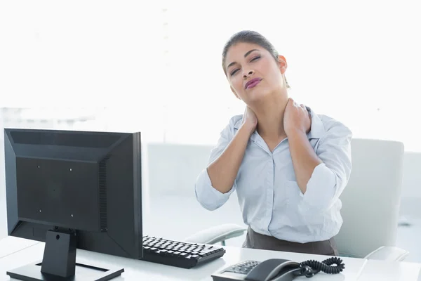 Mujer de negocios con dolor de cuello delante de la computadora — Foto de Stock