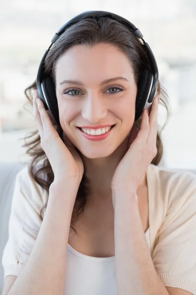 Close up portrait of casual woman enjoying music — Stock Photo, Image