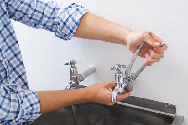 Grifo de agua de mano de fontanero con alicates — Foto de Stock