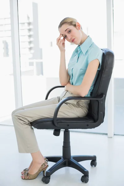 Exhausto mujer de negocios con clase sentada en su silla giratoria — Foto de Stock