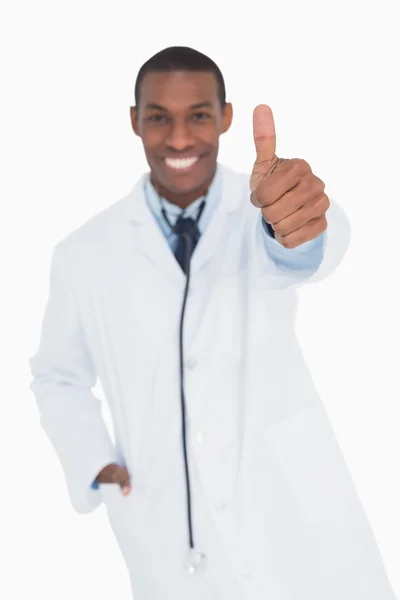 親指を身振りで示す幸せな男性医師の肖像画 — ストック写真