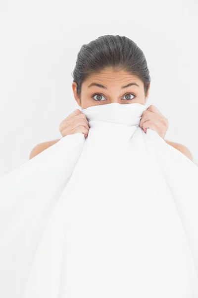 Retrato de uma mulher cobrindo rosto com lençol — Fotografia de Stock