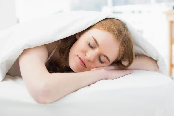 Primer plano de una hermosa mujer durmiendo en la cama — Foto de Stock