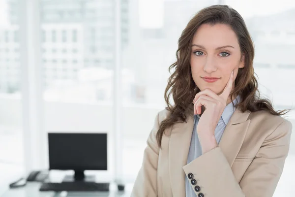 Elegancki uśmiechający się kobieta stoi w biurze — Zdjęcie stockowe