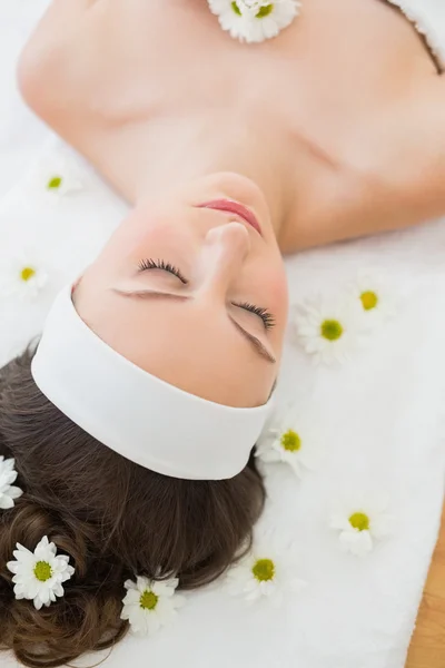 Belle femme avec les yeux fermés dans le salon de beauté — Photo