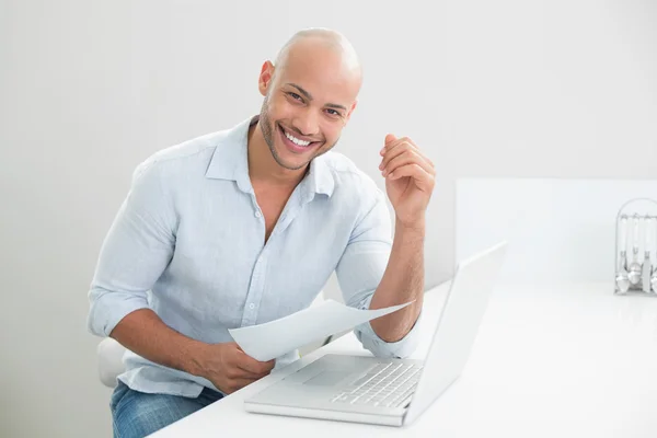 Portrait of smiling casual man with laptop at home — Stock Photo, Image