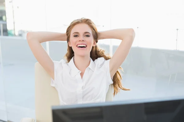 Elegante vrolijke zakenvrouw in office — Stockfoto