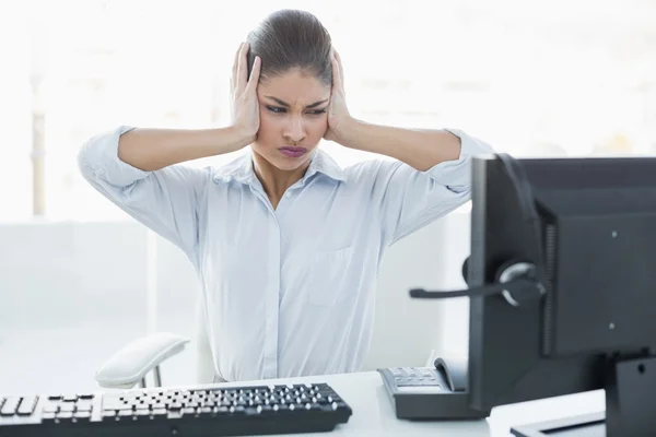 Mujer de negocios que sufre de dolor de cabeza delante de la computadora —  Fotos de Stock