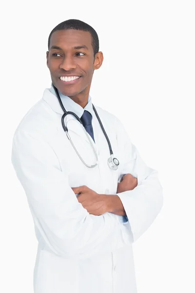 Sorrindo médico masculino de pé com os braços cruzados — Fotografia de Stock