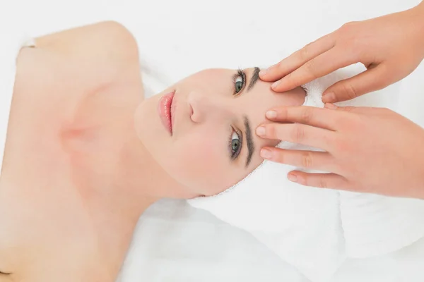 Руки массируют лицо женщины в салоне красоты — стоковое фото