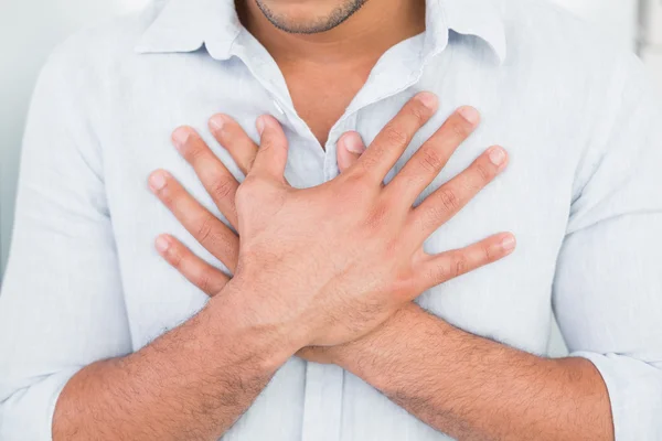 Seção média do homem com dor no peito — Fotografia de Stock